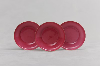 Lot 103 - A SET OF THREE CHINESE PINK-ENAMELLED FOLIATE DISHES.