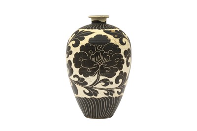 Lot 565 - A CHINESE CIZHOU SLIP-DECORATED VASE.