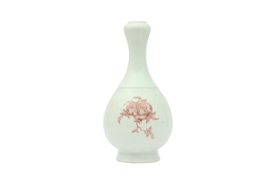 Lot 261 - A CHINESE COPPER-RED DECORATED 'POMEGRANATES' GARLIC MOUTH VASE.