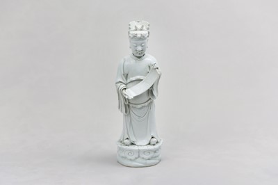Lot 30 - A CHINESE BLANC-DE-CHINE FIGURE OF AN OFFICIAL.
