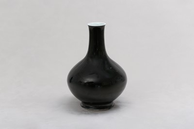 Lot 24 - A CHINESE MIRROR BLACK-GLAZED BOTTLE VASE.