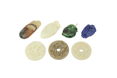 Lot 192 - A GROUP OF SEVEN CHINESE JADES AND HARDSTONE CARVINGS.