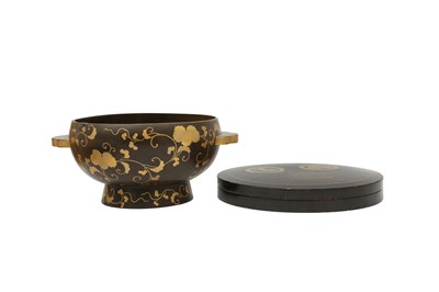 Lot 470 - A JAPANESE KODAIJI-STYLE LACQUER MIMIDARAI BASIN AND A BOX AND COVER.