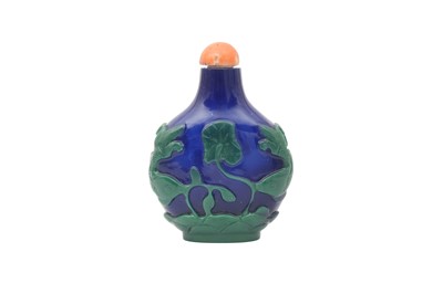 Lot 343 - A CHINESE OVERLAY BLUE 'CARPS' SNUFF BOTTLE.