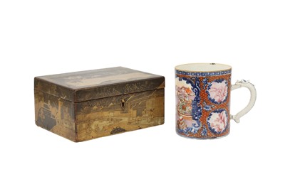 Lot 543 - A CHINESE GILT-DECORATED BLACK LACQUER ‘TEA PRODUCTION’ BOX TOGETHER WITH A FAMILLE ROSE TANKARD.