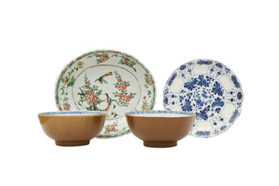 Lot 671 - A SMALL GROUP OF CHINESE PORCELAIN.