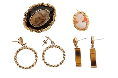 Lot 13 - A SMALL GROUP OF JEWELLERY