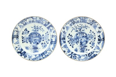 Lot 776 - A PAIR OF CHINESE BLUE AND WHITE DISHES.