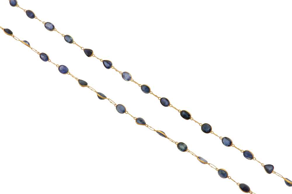 Lot 183 - A sapphire longchain