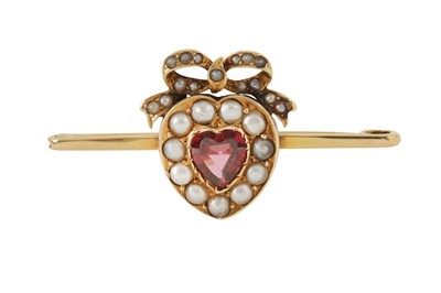 Lot 9 - A Victorian garnet bar brooch