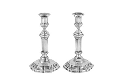 Lot 293 - A pair of early 20th century French 950 standard silver candlesticks, Paris circa 1910 by Tétard Frères (reg. 19th Feb 1903)