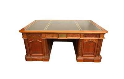 Lot 61 - A REPLICA OF 'THE RESOLUTE DESK'