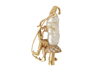 Lot 117 - A cultured pearl and diamond brooch