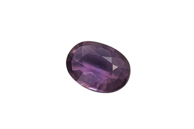 Lot 37 - A PURPLE SAPPHIRE RING
