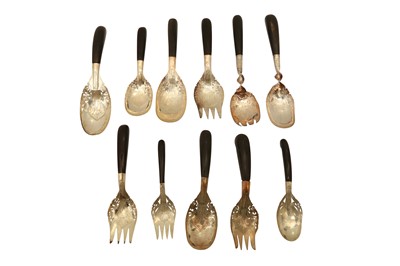 Lot 1250 - A LATE 20TH CENTURY MALAYSIAN SILVER AND HORN SERVERS SET