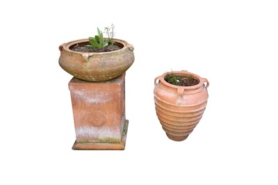 Lot 220 - A CONTEMPORARY TERRACOTTA GARDEN PLANTER, OF AMPHORA FORM