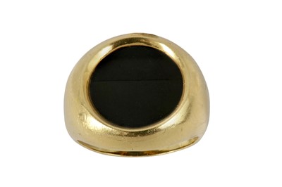 Lot 109 - An onyx signet ring