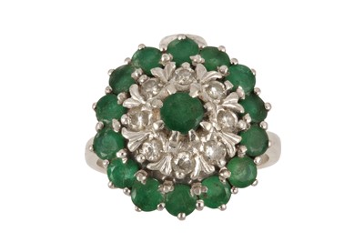 Lot 172 - A diamond and emerald cluster ring