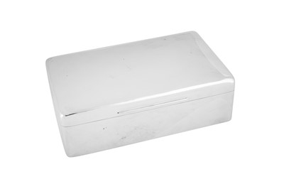 Lot 57 - A large Edwardian sterling silver cigarette or cigar box, London 1905 by William Comyns