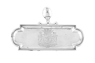 Lot 308 - An early 18th century Dutch silver snuffers tray (kaarsesnuiter stander), Den Haag (The Hauge) 1724 by Jesayas Engouw (1675 1737, master 1696)