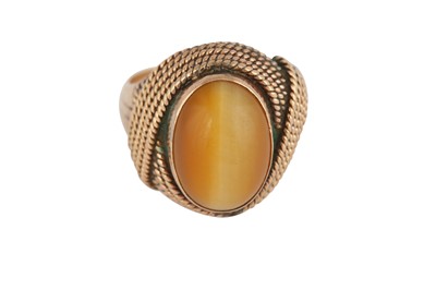 Lot 40 - A TIGER'S EYE RING