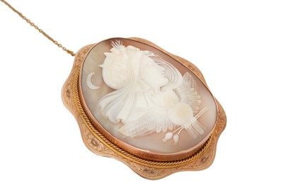 Lot 37 - A shell cameo brooch