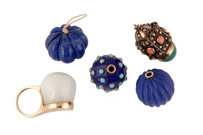 Lot 49 - A RING TOGETHER WITH FOUR LOOSE BEADS