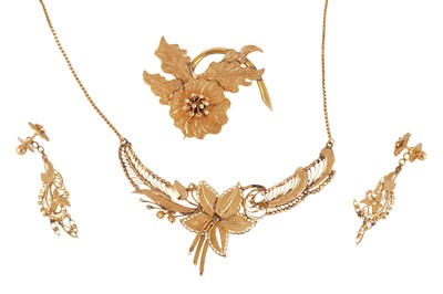 Lot 65 - A GOLD FLOWER SUITE