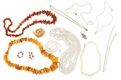 Lot 56 - A GROUP OF COSTUME JEWELLERY