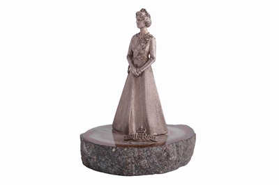 Lot 81 - AN ELIZABETH II STERLING SILVER ROYAL COMMEMORATIVE STATUETTE OF HER MAJESTY QUEEN ELIZABETH II, LONDON 1977 BY H&S