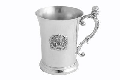 Lot 80 - AN ELIZABETH II STERLING SILVER ROYAL COMMEMORATIVE MUG, BIRMINGHAM 1977 BY BIRMINGHAM MINT