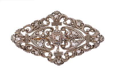 Lot 225 - A DIAMOND BROOCH