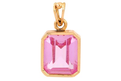 Lot 214 - A SYNTHETIC PINK SAPPHIRE PENDANT