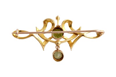 Lot 47 - A peridot and seed pearl brooch