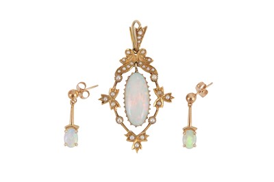 Lot 234 - AN OPAL PENDANT AND EARRINGS SUITE