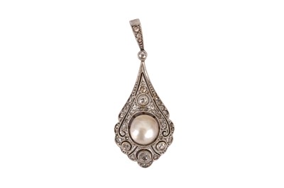 Lot 227 - A PEARL AND DIAMOND PENDANT