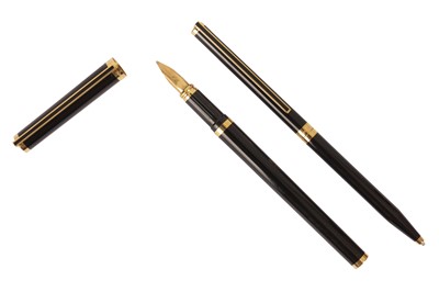 Lot 118 - A FRENCH S.T. DUPONT LAQUE DE CHINE FOUNTAIN PEN AND BALLPOINT PEN