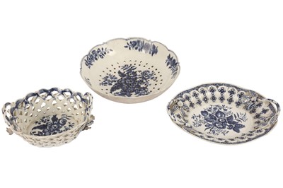 Lot 132 - A WORCESTER BLUE AND WHITE PORCELAIN CHESTNUT BASKET AND STAND, CIRCA 1770