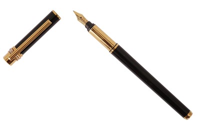 Lot 264 - A FRENCH MUST DE CARTIER BLACK LACQUER FOUNTAIN PEN