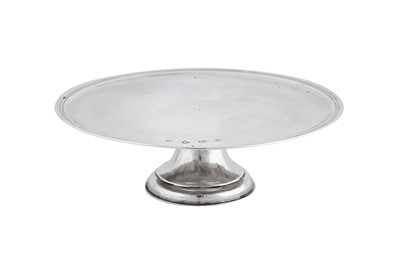 Lot 678 - An early George II sterling silver footed salver or tazza, London 1727 probably by John Penfold (Grimwade 3674)
