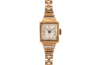 Lot 224 - AVIA Ι A 9 CARAT GOLD LADIES WRISTWATCH