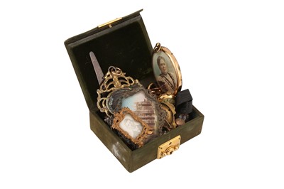 Lot 239 - A LEATHER AND VELVET GREEN TRINKET BOX