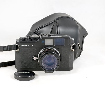 Lot 424 - Black Voigtlander Bessa-R2 with 50mm Color-Skopar Lens.