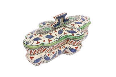 Lot 724 - AN IZNIK-STYLE CANTAGALLI POTTERY LIDDED VESSEL