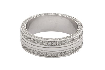 Lot 153 - A men's diamond wedding band