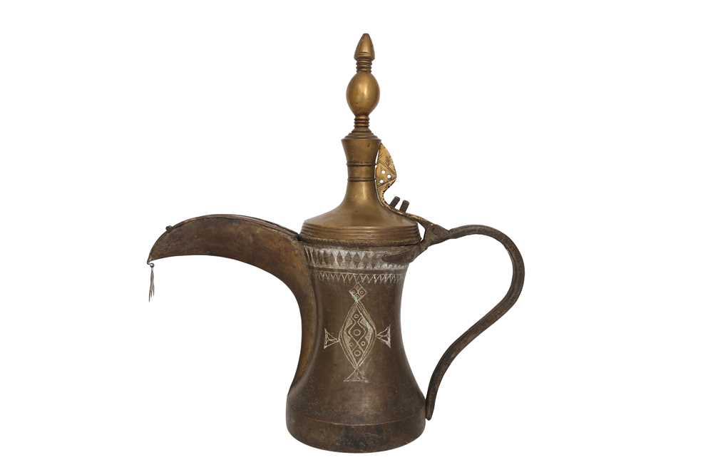 112 - A LARGE QURAYSHIA HASAWIA BRASS AND COPPER COFFEE POT (DALLAH)