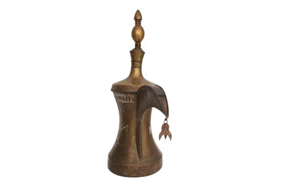 Lot 112 - A LARGE QURAYSHIA HASAWIA BRASS AND COPPER COFFEE POT (DALLAH)