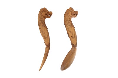 Lot 830 - A CARVED WOOD SERVING FORK AND SPOON
