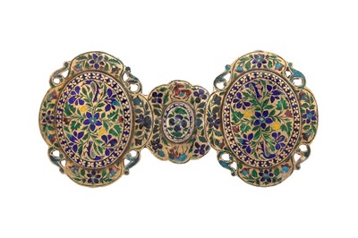Lot 589 - AN INDIAN PARCEL-GILT AND ENAMELLED BELT BUCKLE
