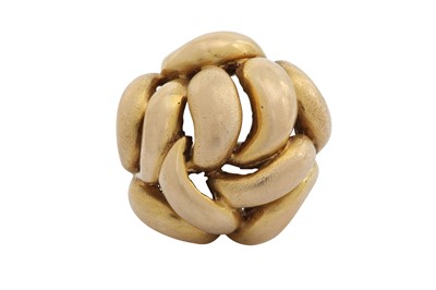 Lot 101 - A bombé ring